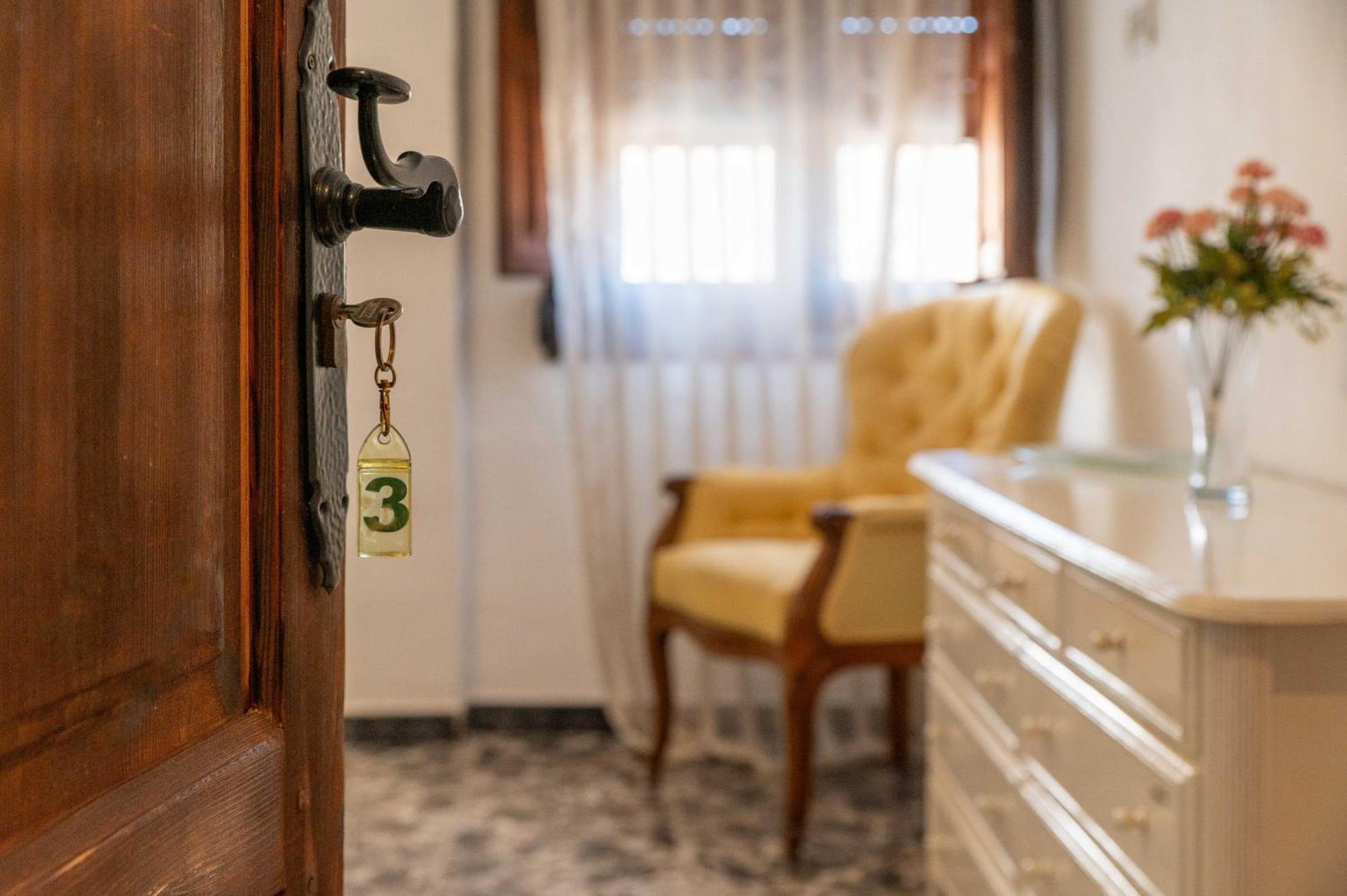Hotel El Abuelo Guaro Esterno foto